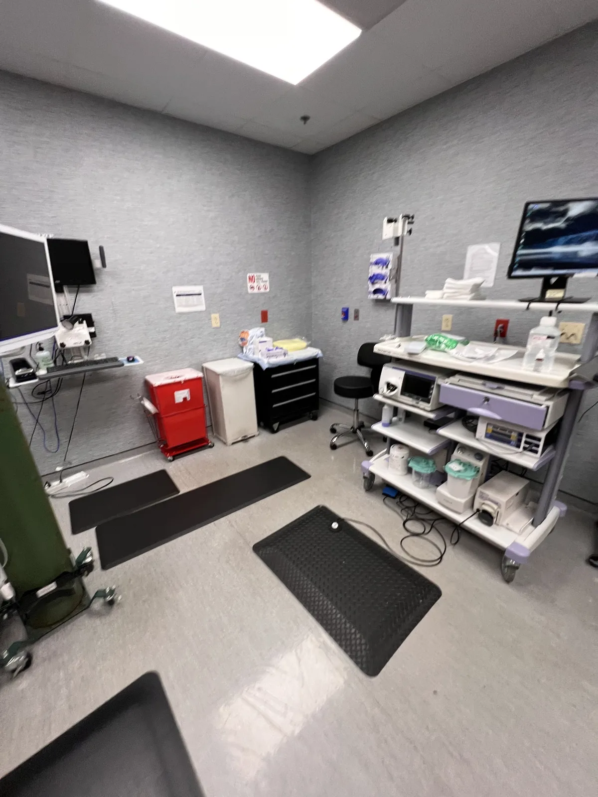 Medical procedure room with a clean vinyl floor and anti-fatigue mats